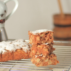 Apple-Cinnamon Cake with Walnuts