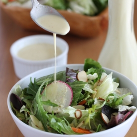 Vegan Creamy Garlic Salad Dressing