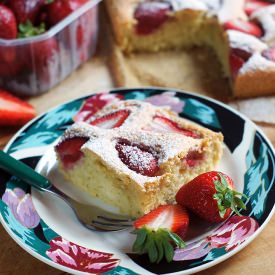 Easy Cake with Strawberries