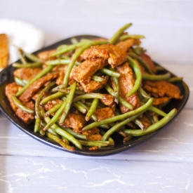 Sriracha Tempeh and Green Beans