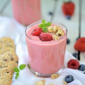 Raspberry Cocktail with Cookies