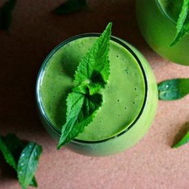 Mango Kale Smoothie with Fresh Mint