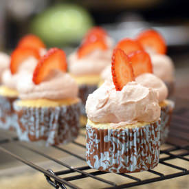 Angel Food Cupcakes w/ Strawberries