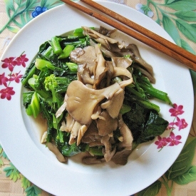 Maitake Mushrooms with Broccoli