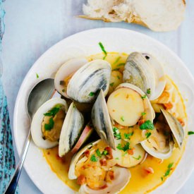 Steamed Clams in White Wine Broth