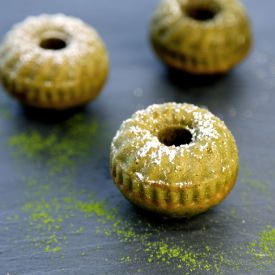 Mini Cake with Matcha Tea