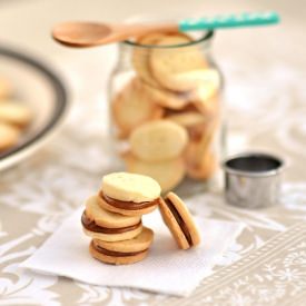 Vanilla Cookies with Dulce de Leche