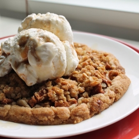 Apple Crumble Pizza