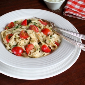 Egg Fettuccine/Tomato & Basil Sauce