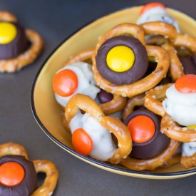 Halloween Candy Pretzel Bites