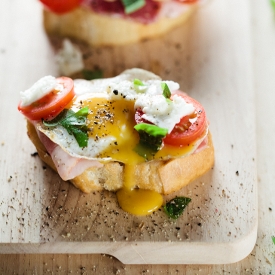 Quail Eggs Crostini With Bacon