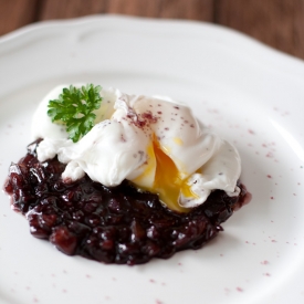 Poached Egg on Red Wine Reduction