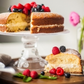 Mascarpone-Filled Cake with Berries