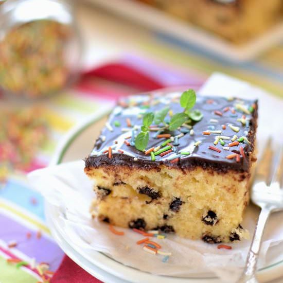 Cake with chocolate droplets