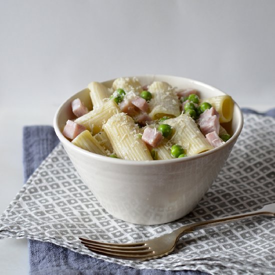 Rigatoni with Ham, Peas and Cream