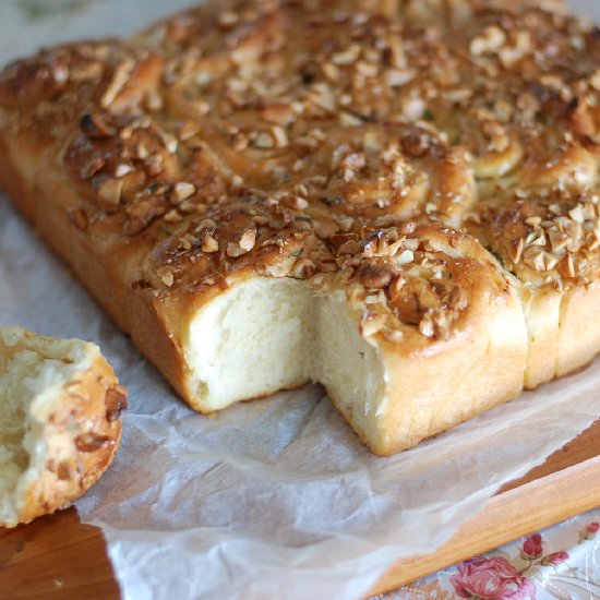 Spiral Pastry with Garlic and Basil