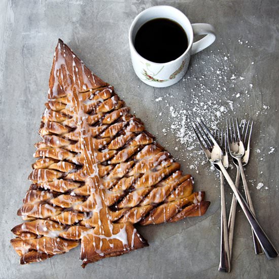 Cinnamon Roll Christmas Tree