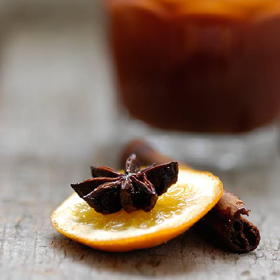 Mulled Wine with Honey and Oranges