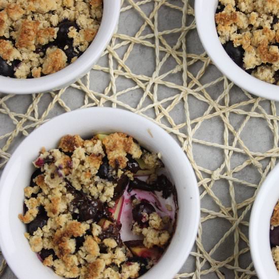 Crumble with apple and blueberry