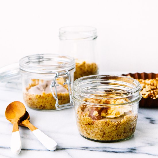 Raw salted caramel banana cream pie