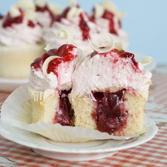 White Chocolate Strawberry Cupcakes