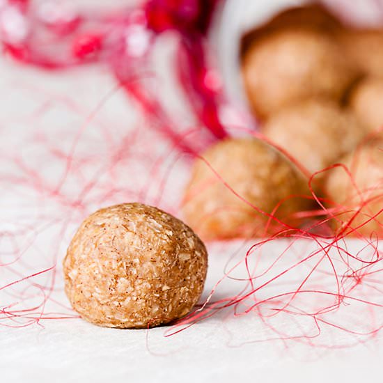 No-Bake Oatmeal Balls with Cinnamon