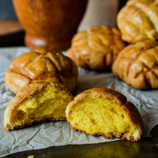 Saffon and Pumpkin melon bread