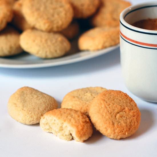 Low-Carb Amaretti Biscuits