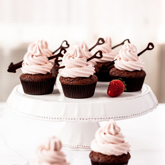 Chocolate cupcakes w/ strawberries