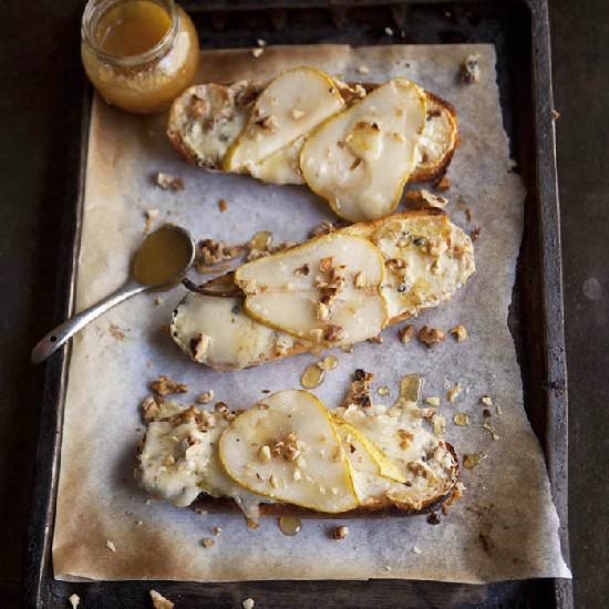 Pear tartines with blue cheese