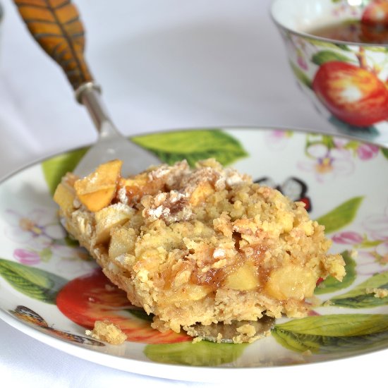 Apple and caramel crumble