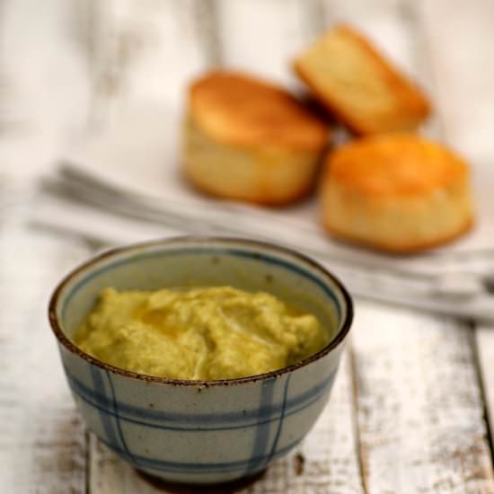 Scones al Caprino con Hummus Verde