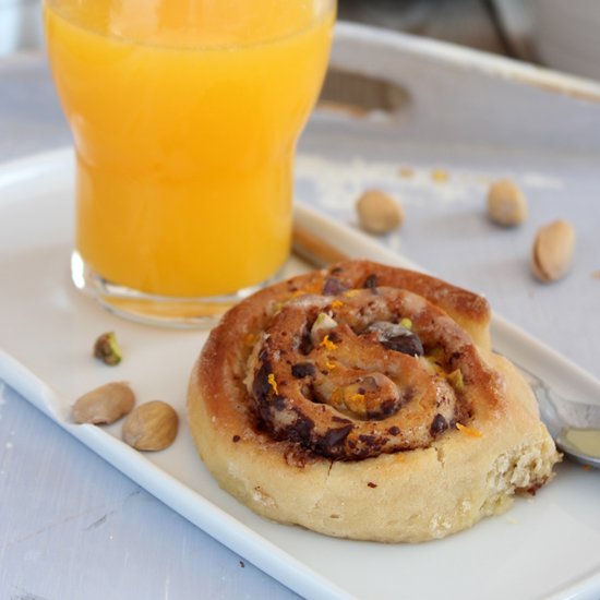 Cinnamon Rolls w/ Pistachio & Chocolate