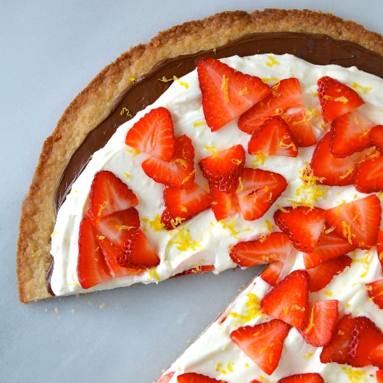 Strawberry-Mascarpone Dessert Pizza