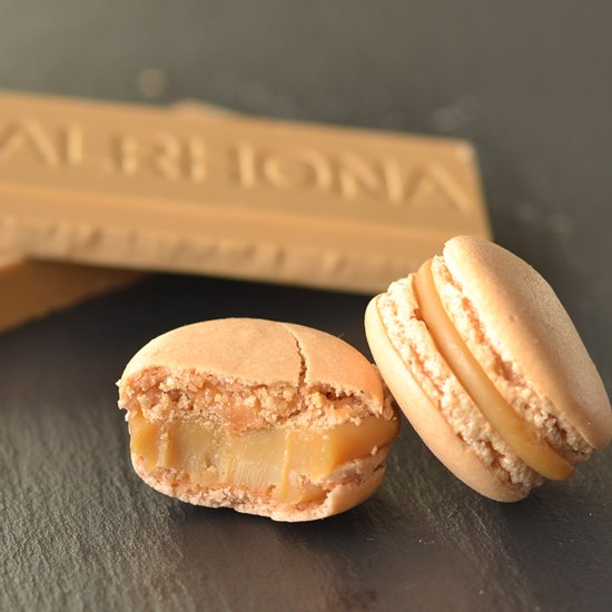 Dulcey Blond Chocolate Macarons