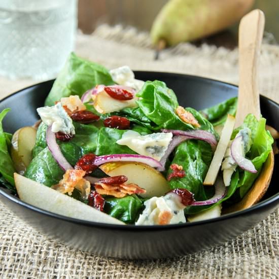 Spinach salad, pear and gorgonzola