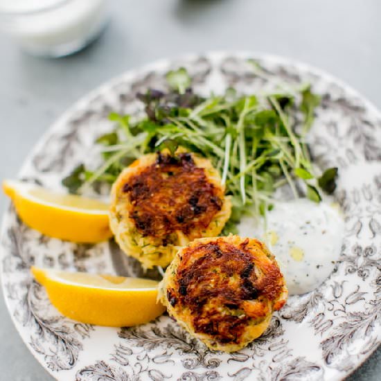 Crab Cakes w/Mixed Greens & Sauce