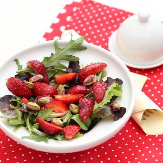 Strawberry-pistacho salad