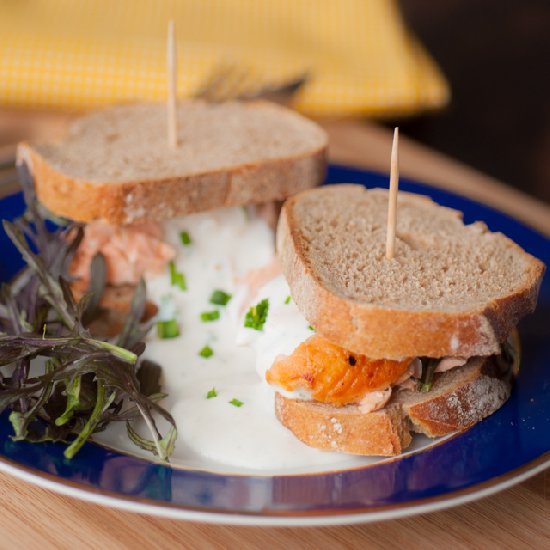 Salmon and yogurt sauce sandwich