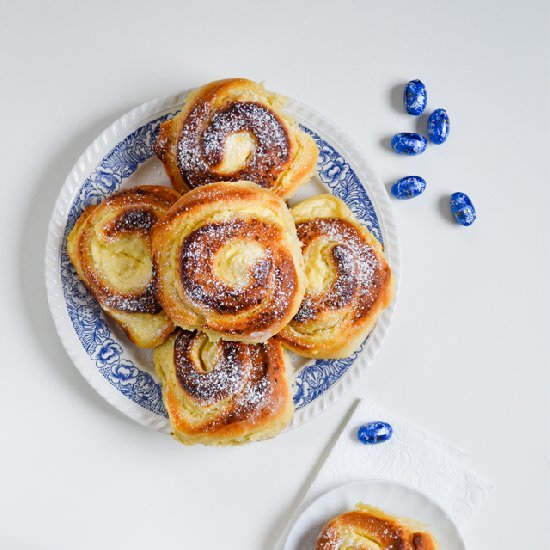 Sweet cottage cheese and lemon buns