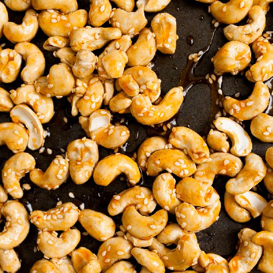 Honey and Sriracha Roasted Cashews