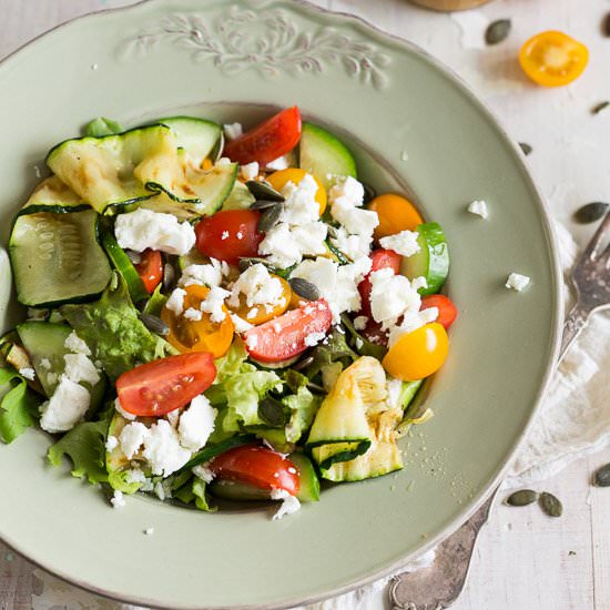 Salad with grilled courgette