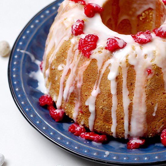 Bun cake with raspberry frosting