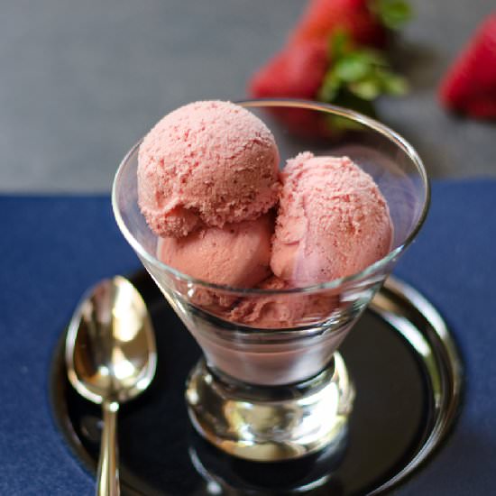 Eggless Strawberry Ice Cream