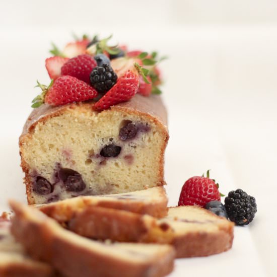 Yogurt cake with berries