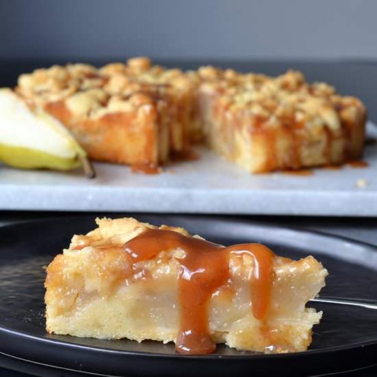 Pear cake with caramel sauce