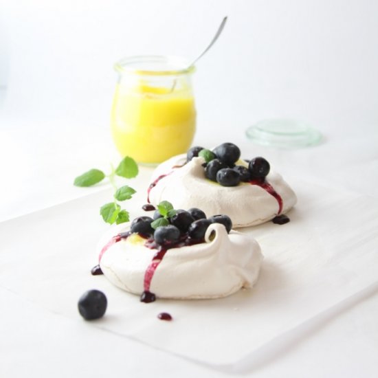 Pavlova with Curd and Berry Compote