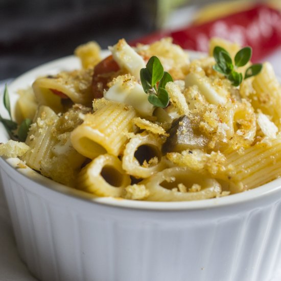 Crumble bread and eggplants penne