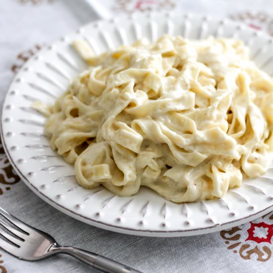 Simple Creamy Fettuccine Alfredo