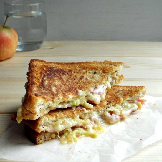 Apple, bacon & cheddar sandwich